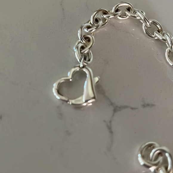 Super Cute Lightweight Bracelet With Heart Clasp - Picture 3 of 6